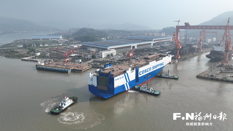 福州造汽车滚装船在连江出坞下水