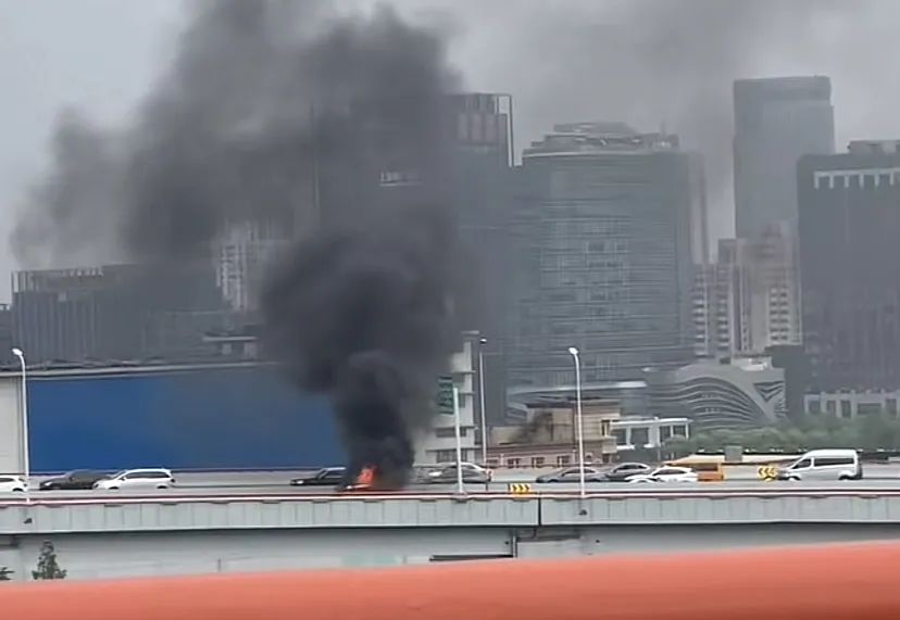 上海一新能源车起火烧成空壳，现场浓烟滚滚，一人受伤送医！为何新能源汽车起火后难扑救？