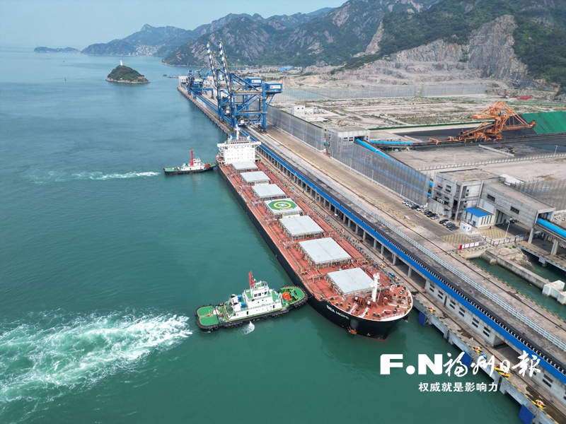 万吨级外贸船停靠连江可门作业区
