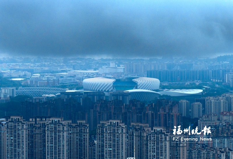 福州昨日飑线过境“一秒天黑”狂风骤雨