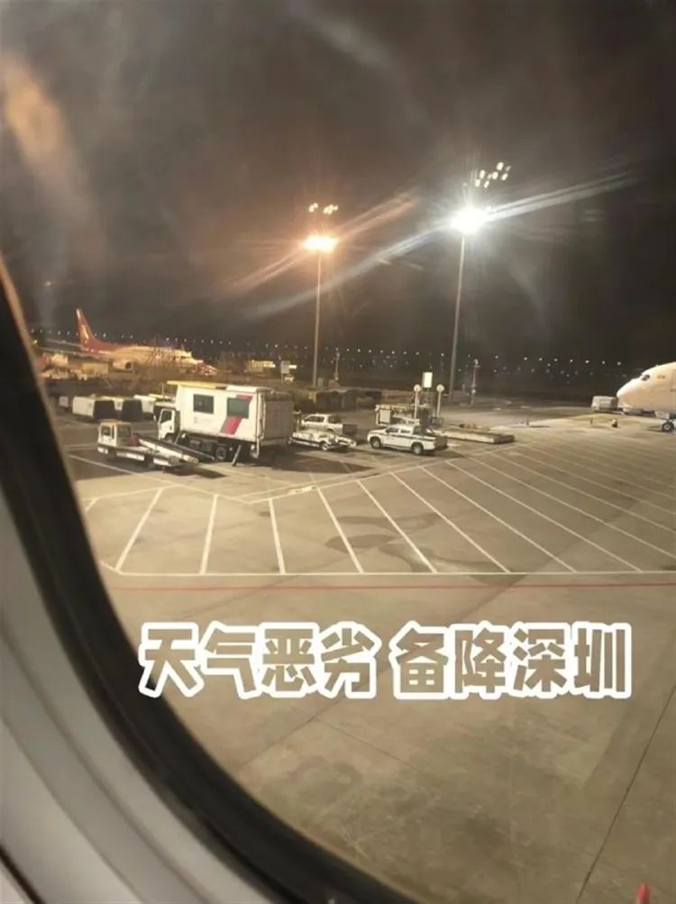 上海飞香港一航班两次降落失败剧烈颠簸，乘客尖叫狂哭呕吐……