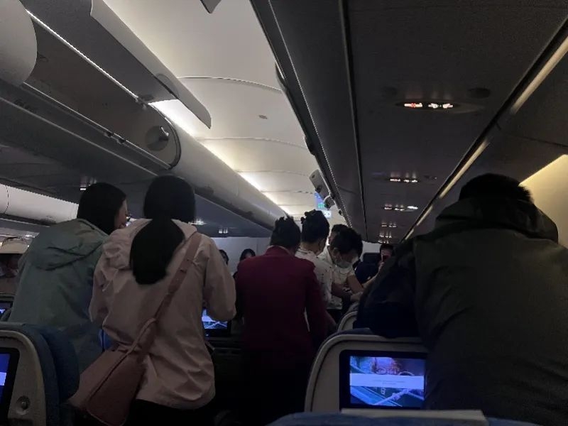 上海飞香港一航班两次降落失败剧烈颠簸，乘客尖叫狂哭呕吐……