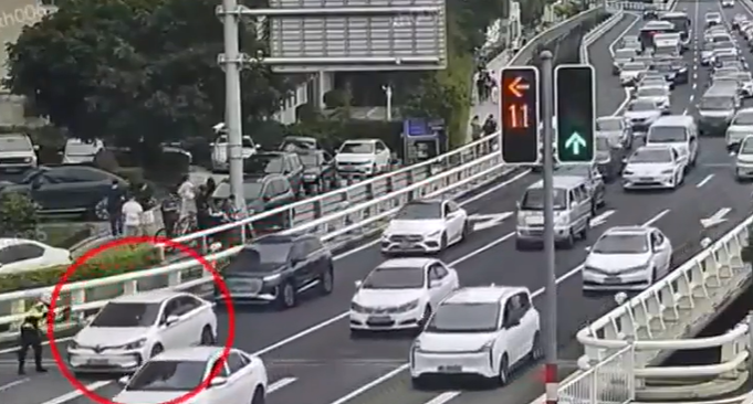 ​事发福建街头！他们及时出手！