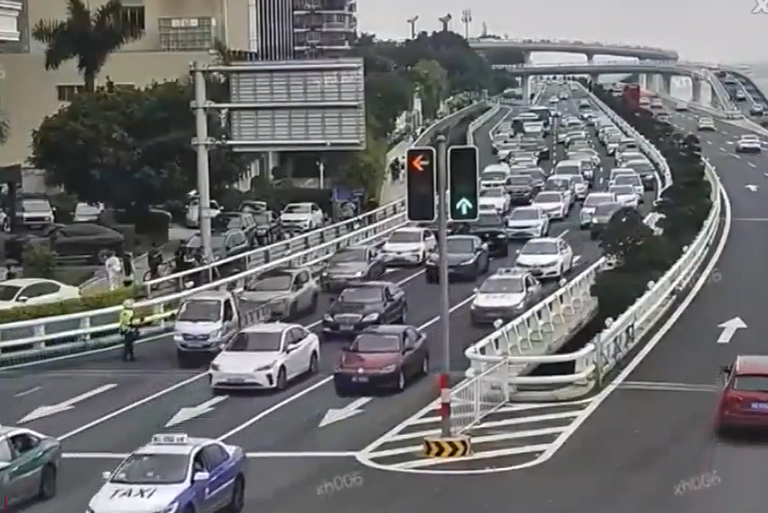 ​事发福建街头！他们及时出手！