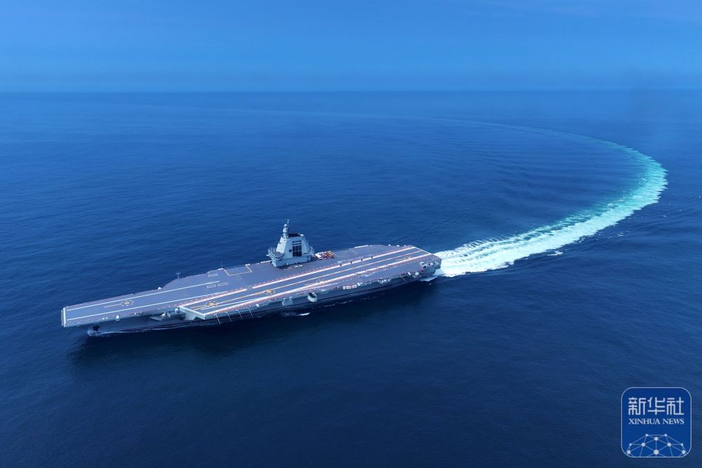 中国海军福建舰顺利完成首次航行试验
