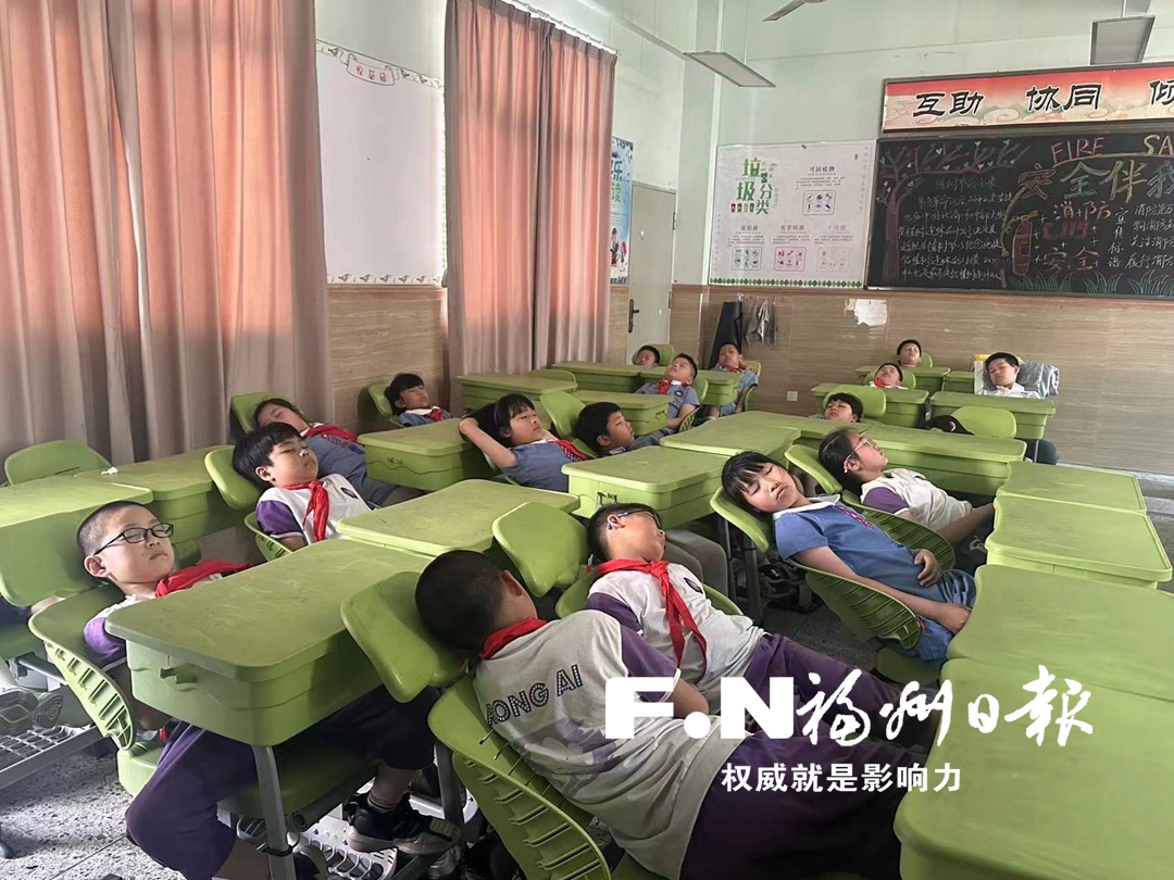 配备午休课桌椅 福州让更多中小学生午休“趴睡变躺睡”