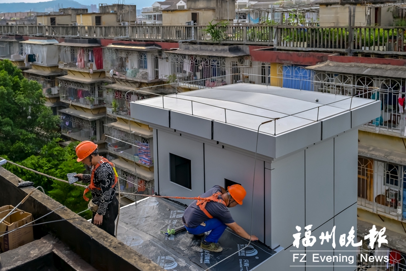 茶园街道电建社区：老楼装上新电梯 老人告别爬楼梯