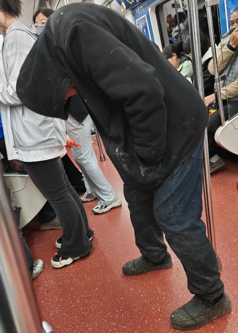 西安地铁“神秘黑衣男”已被警方带走？最新回应→