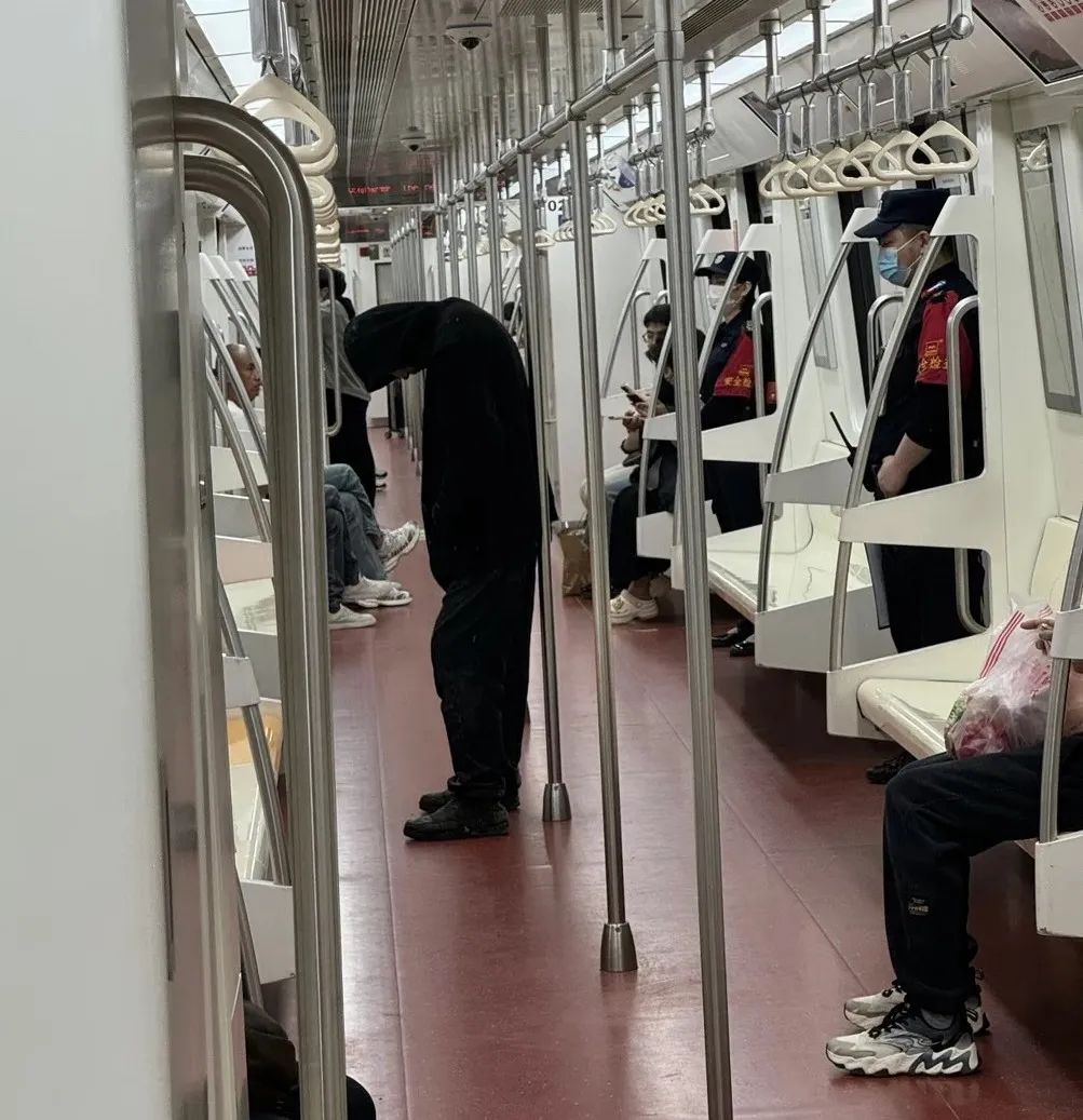 西安地铁“神秘黑衣男”已被警方带走？最新回应→