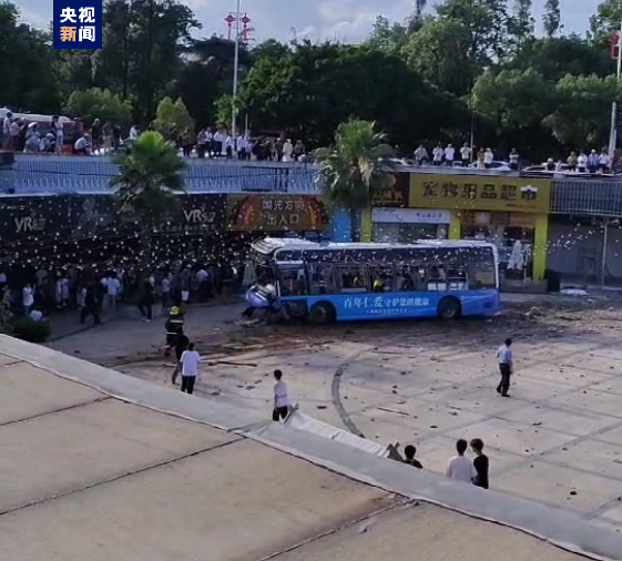 江西赣州章贡区一辆公交车冲下负一层露天平台，伤亡情况核实中