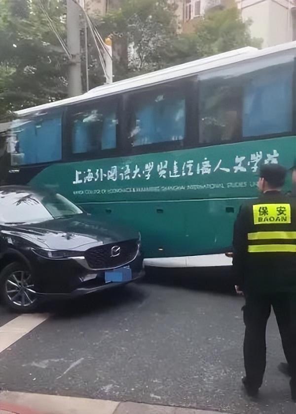 上海一高校大巴撞小客车？警方通报