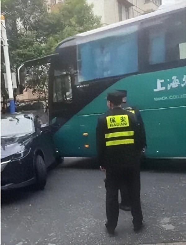 上海一高校大巴撞小客车？警方通报