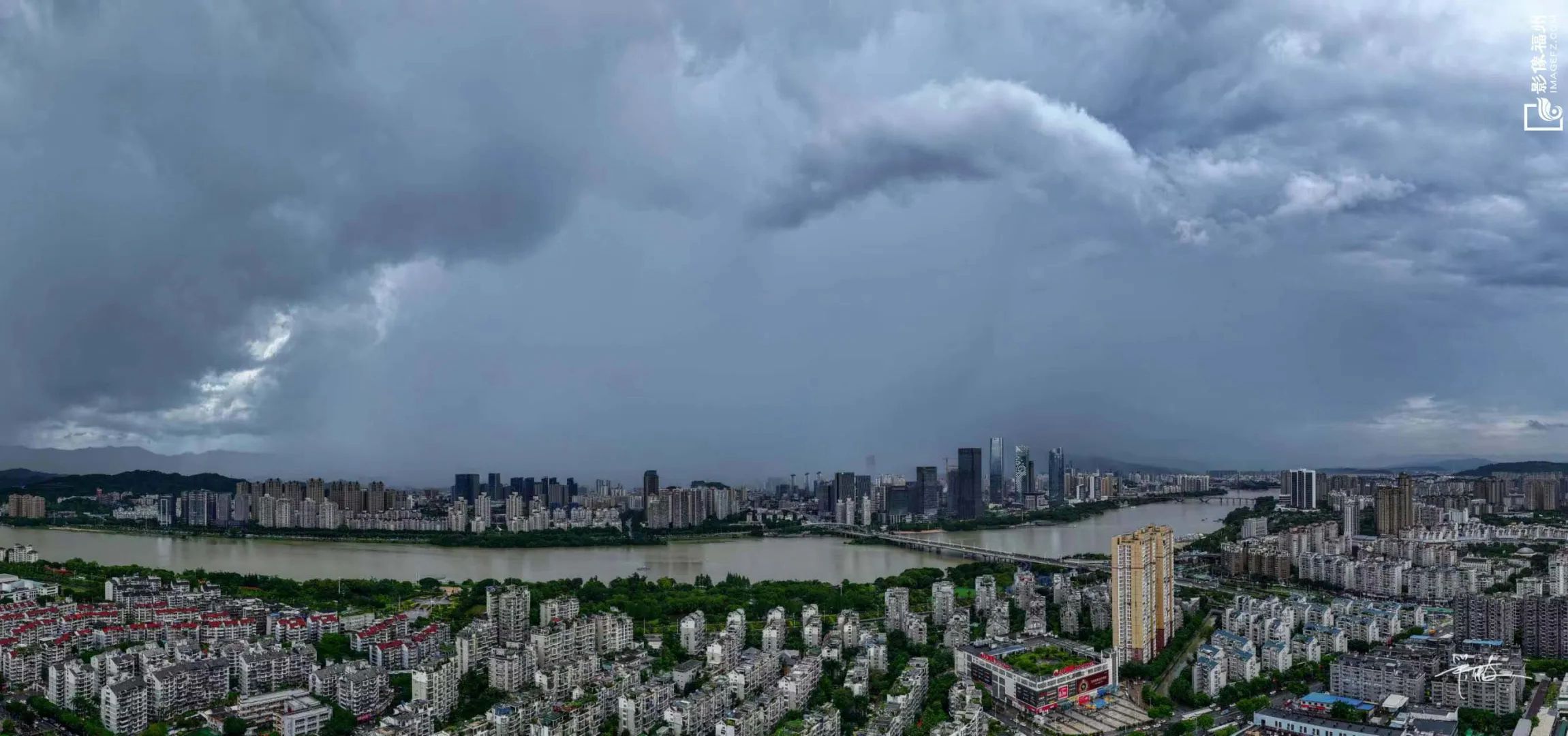 福州“一秒天黑”狂风骤雨