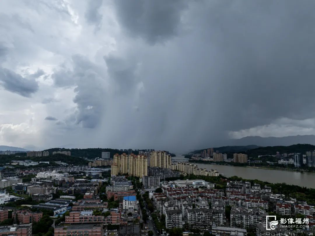 福州“一秒天黑”狂风骤雨