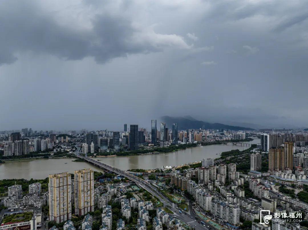 福州“一秒天黑”狂风骤雨