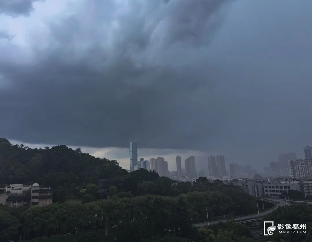 福州“一秒天黑”狂风骤雨