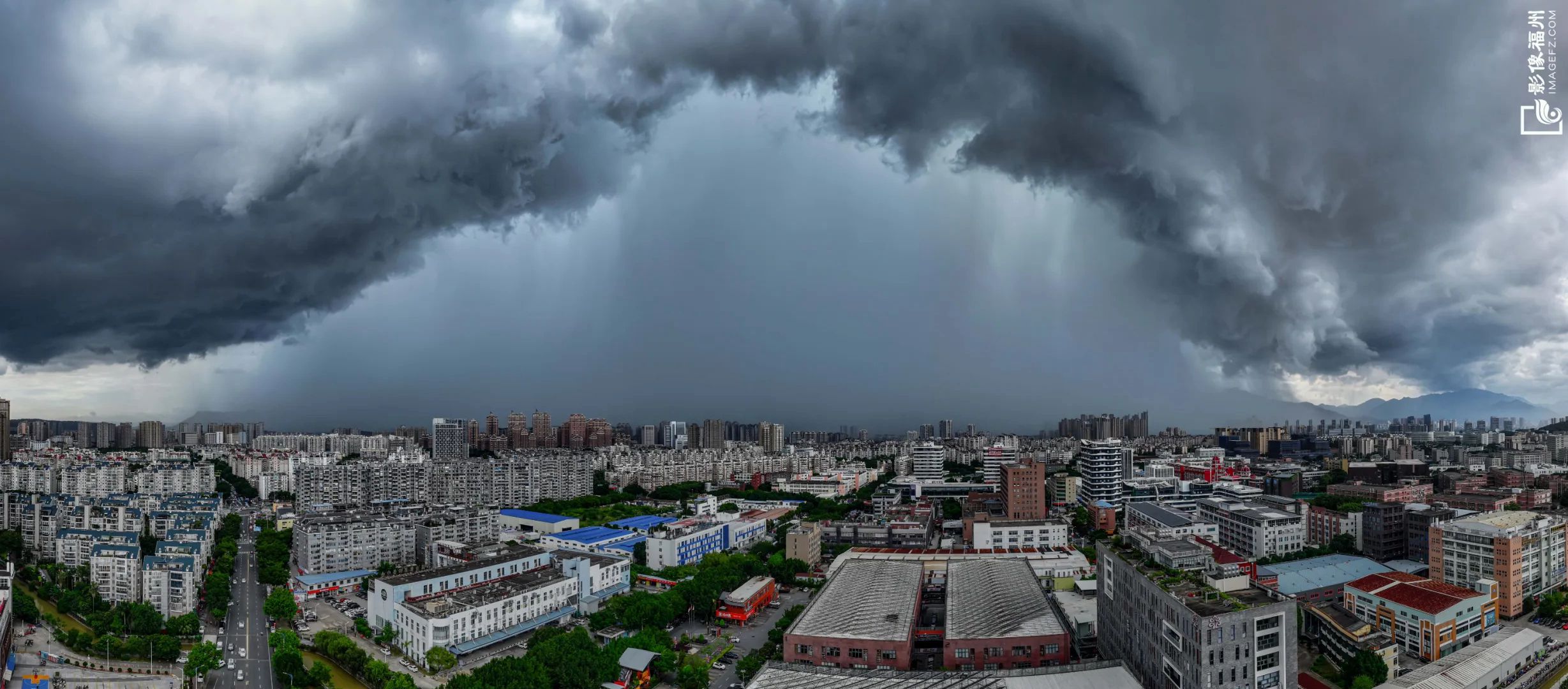 福州“一秒天黑”狂风骤雨