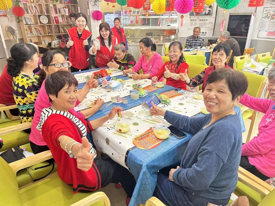 凤凰池社区还建设了健康小屋,每月定期组织党员居民志愿者在健康