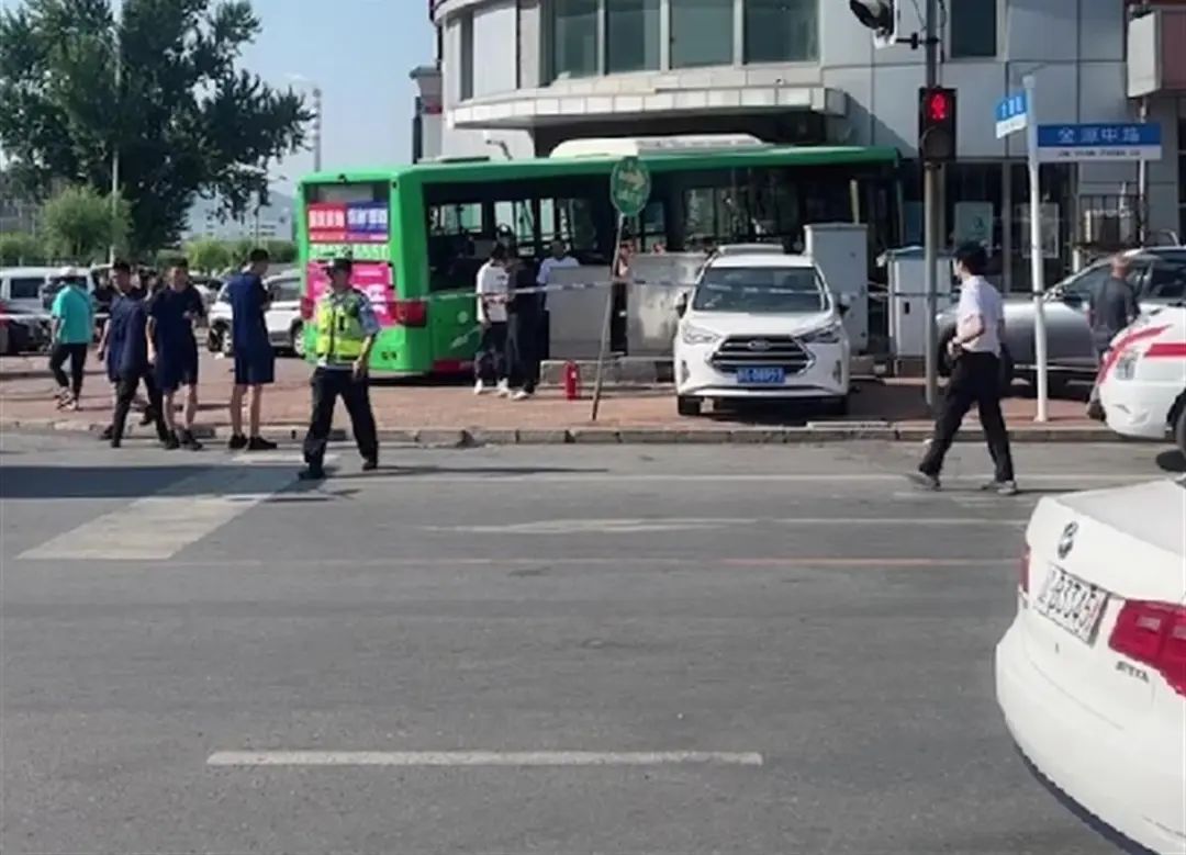 突发！公交车失控后撞进银行，49名乘客送医，当地通报：司机排除酒驾等嫌疑