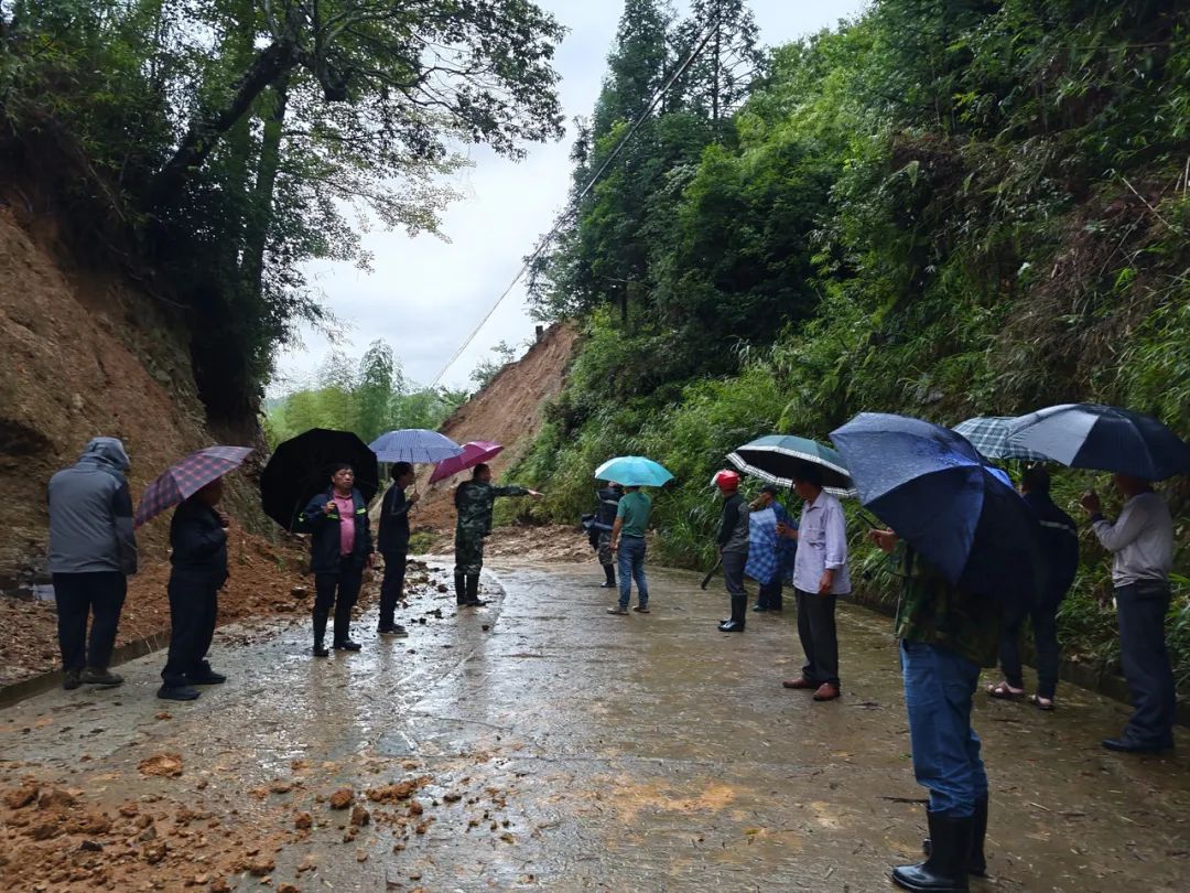 好邻居！福建考生绕道赶考，20多名浙江人冒雨挖出一条路