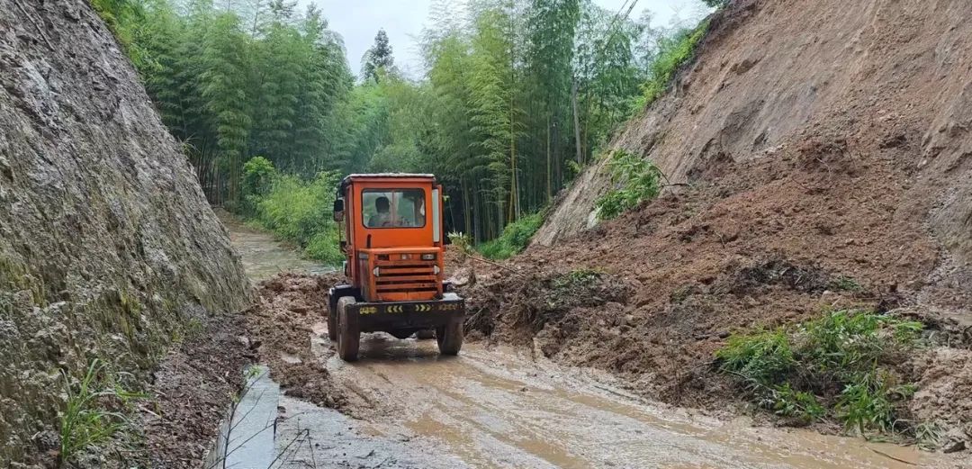 好邻居！福建考生绕道赶考，20多名浙江人冒雨挖出一条路