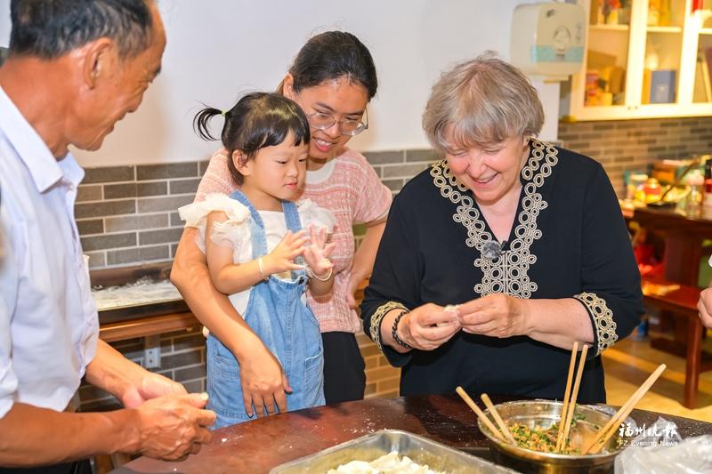 “鼓岭之友”与当地居民一起吃家宴