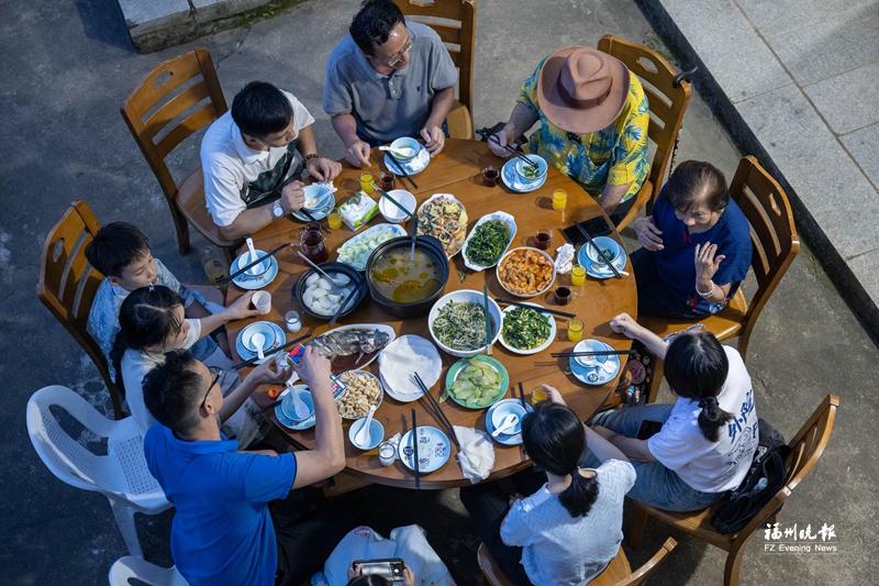 “鼓岭之友”与当地居民一起吃家宴