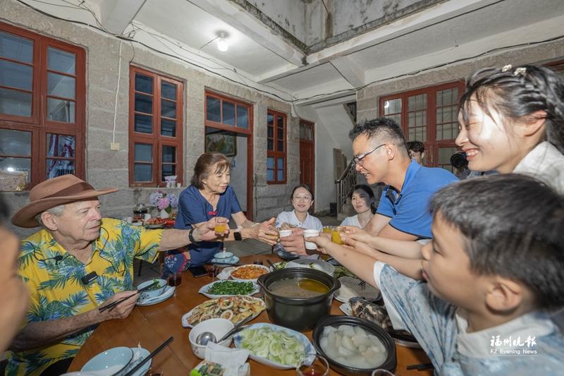 “鼓岭之友”与当地居民一起吃家宴