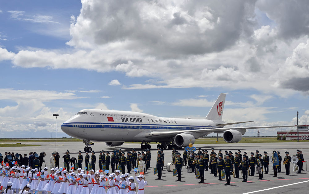 高清大图｜习近平抵达阿斯塔纳 受到热烈欢迎