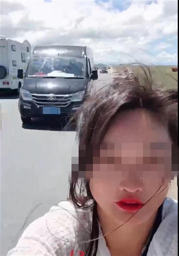 徒步旅行女主播公路边直播时被车撞