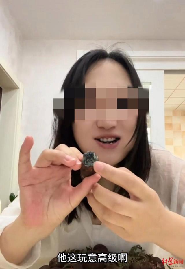 网红生吃见手青，称小小蘑菇不在话下 网友：如果孩子模仿后果不堪设想