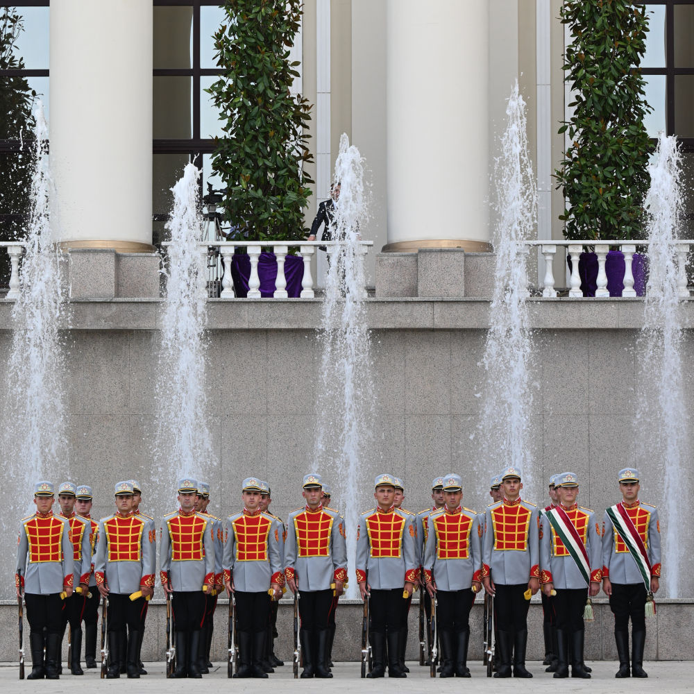图片快讯丨习近平在杜尚别出席塔吉克斯坦总统拉赫蒙举行的欢迎仪式