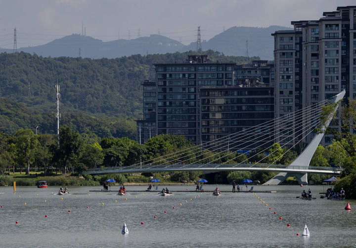 福建福州：晋安湖上赛龙舟