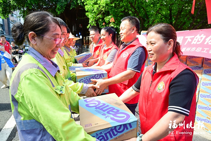叶小弟带动公益组织连续6年献爱心 13000瓶爱心水送给一线劳动者