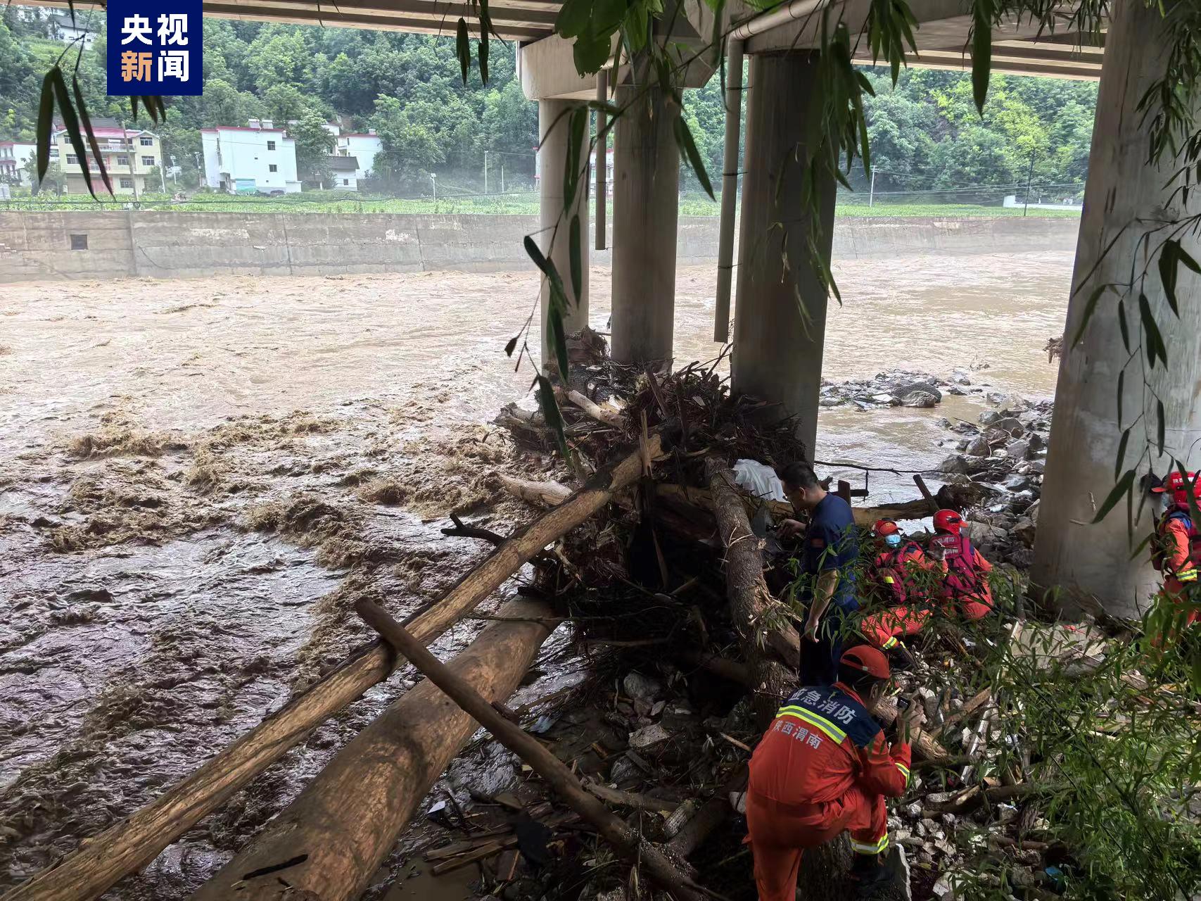 应急管理部调度指导陕西商洛柞水县高速公路桥垮塌救援处置