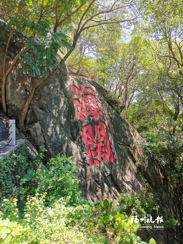 避暑乌山：时时闻啼鸟 处处赏石刻