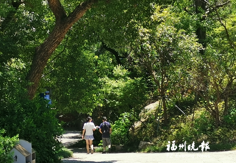 避暑乌山：时时闻啼鸟 处处赏石刻