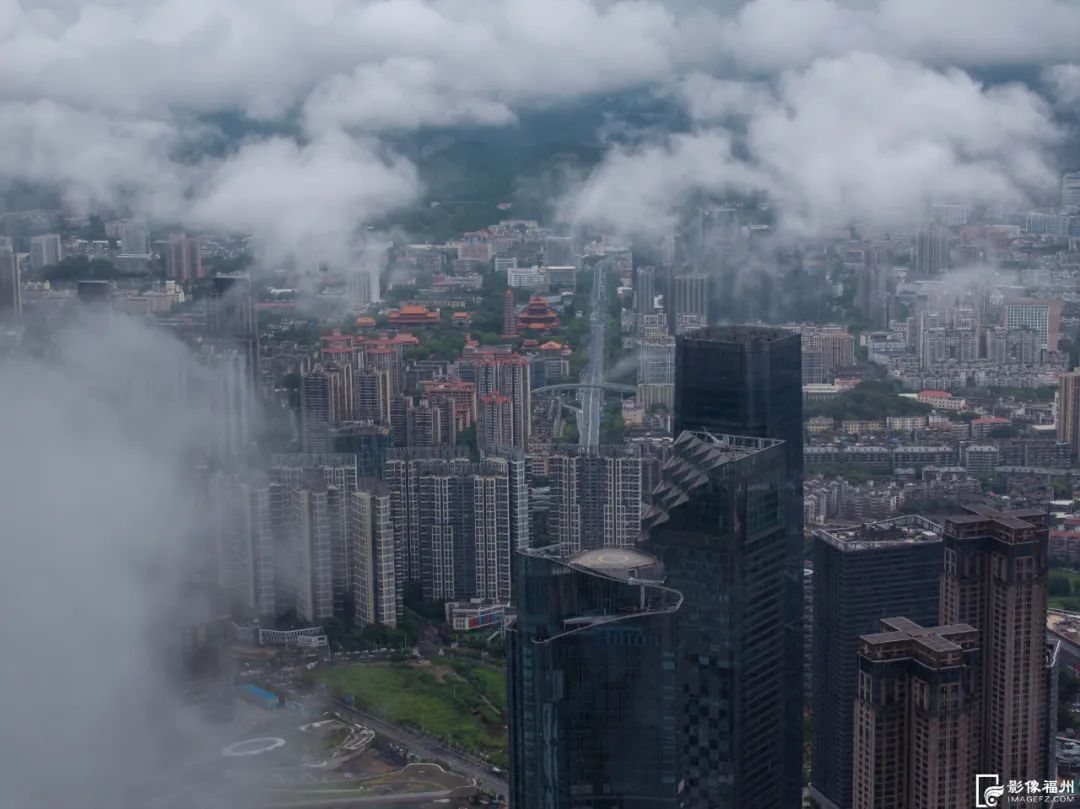 天空之城！福州雨后现平流雾奇观！