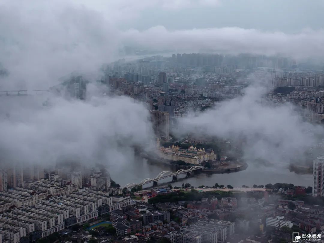 天空之城！福州雨后现平流雾奇观！