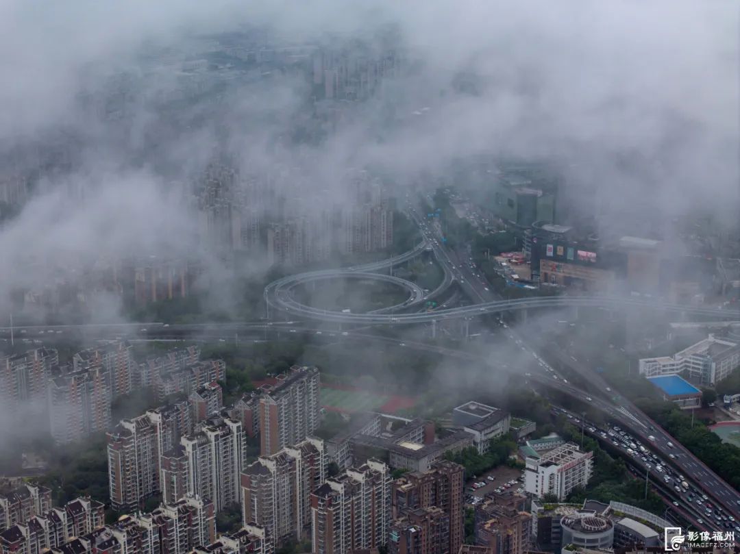 天空之城！福州雨后现平流雾奇观！