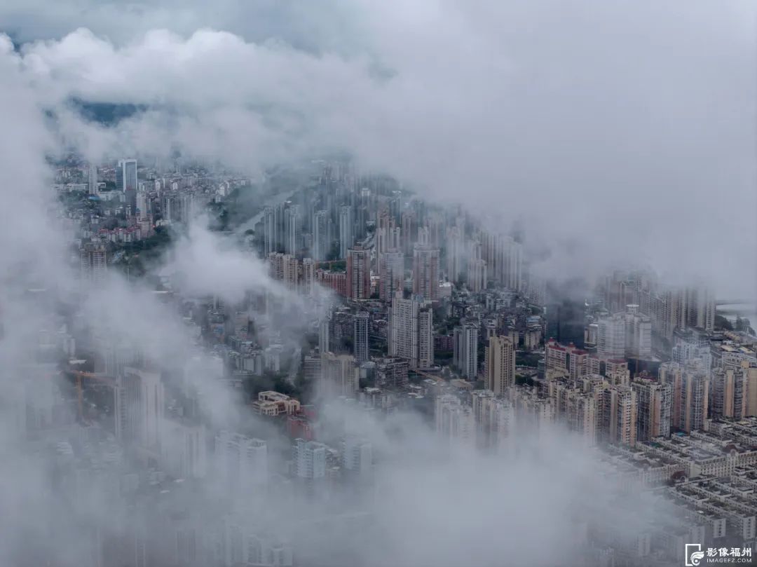 天空之城！福州雨后现平流雾奇观！