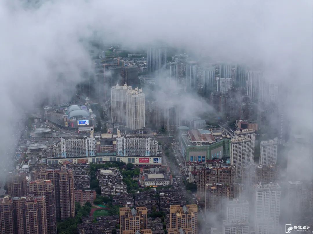 天空之城！福州雨后现平流雾奇观！