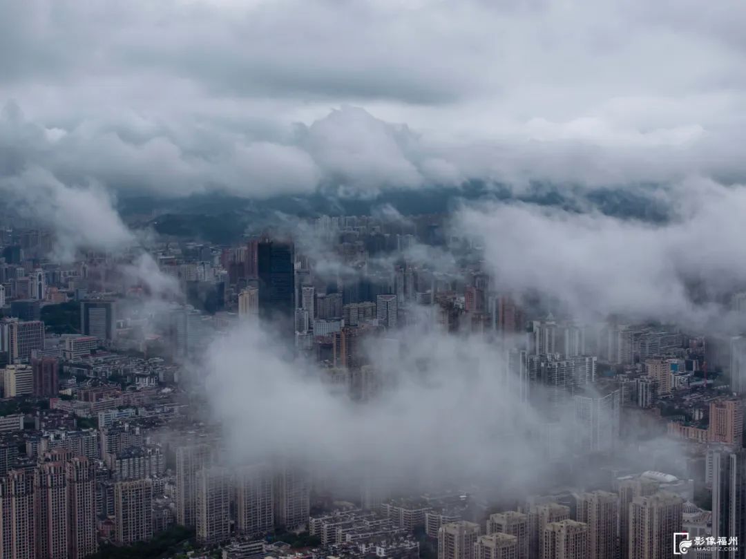 天空之城！福州雨后现平流雾奇观！