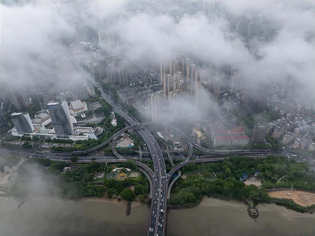 天空之城！福州雨后现平流雾奇观！