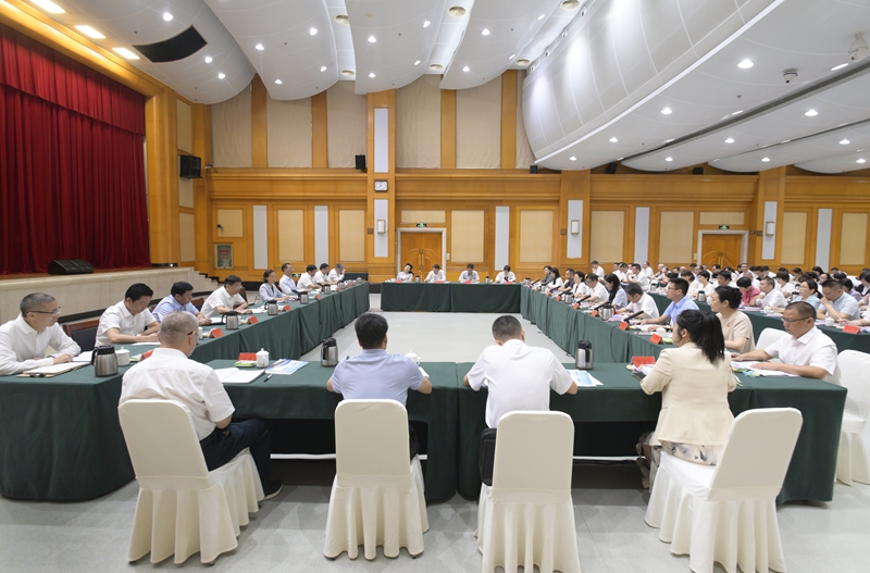 郭宁宁吴贤德看望慰问教师并召开庆祝教师节茶话会