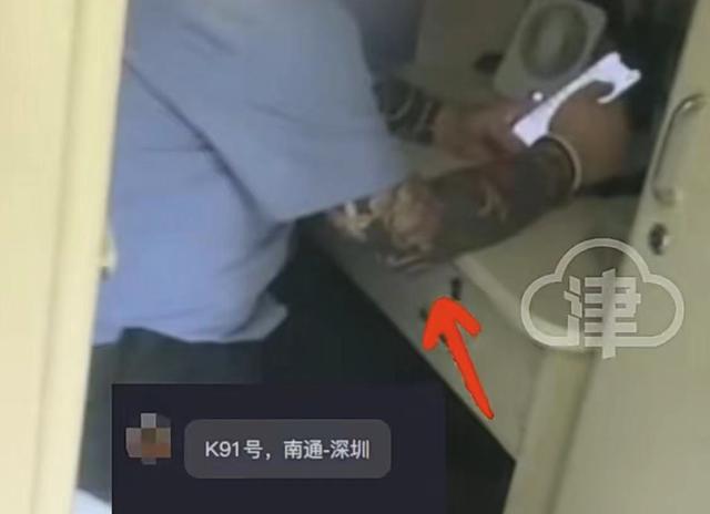 列车乘务员手臂有纹身？上铁合肥客运段回应：确系单位职工，已追责