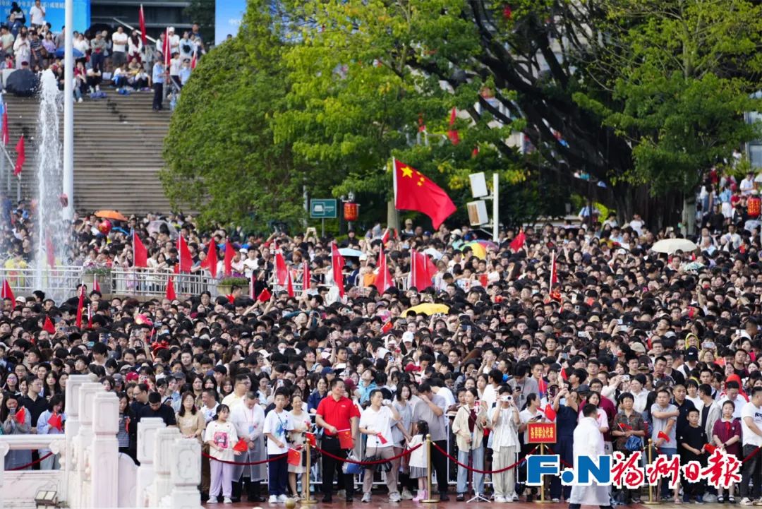 人山人海、热血沸腾！这是此时此刻的福州五一广场！