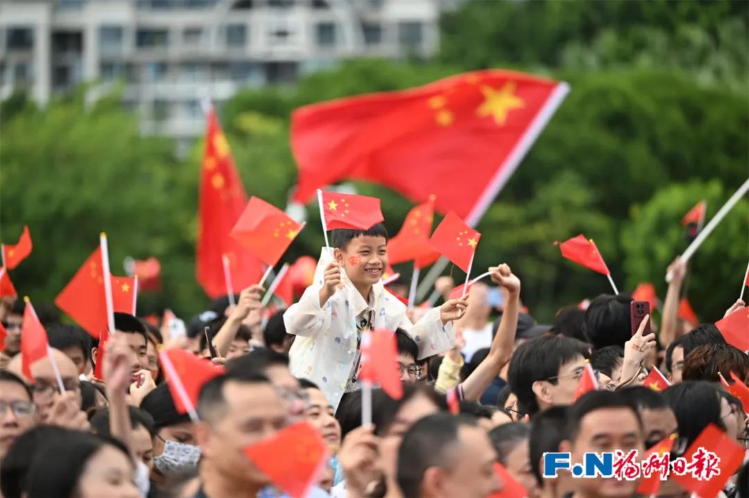 刚刚！福州五一广场升起五星红旗！我爱你中国！