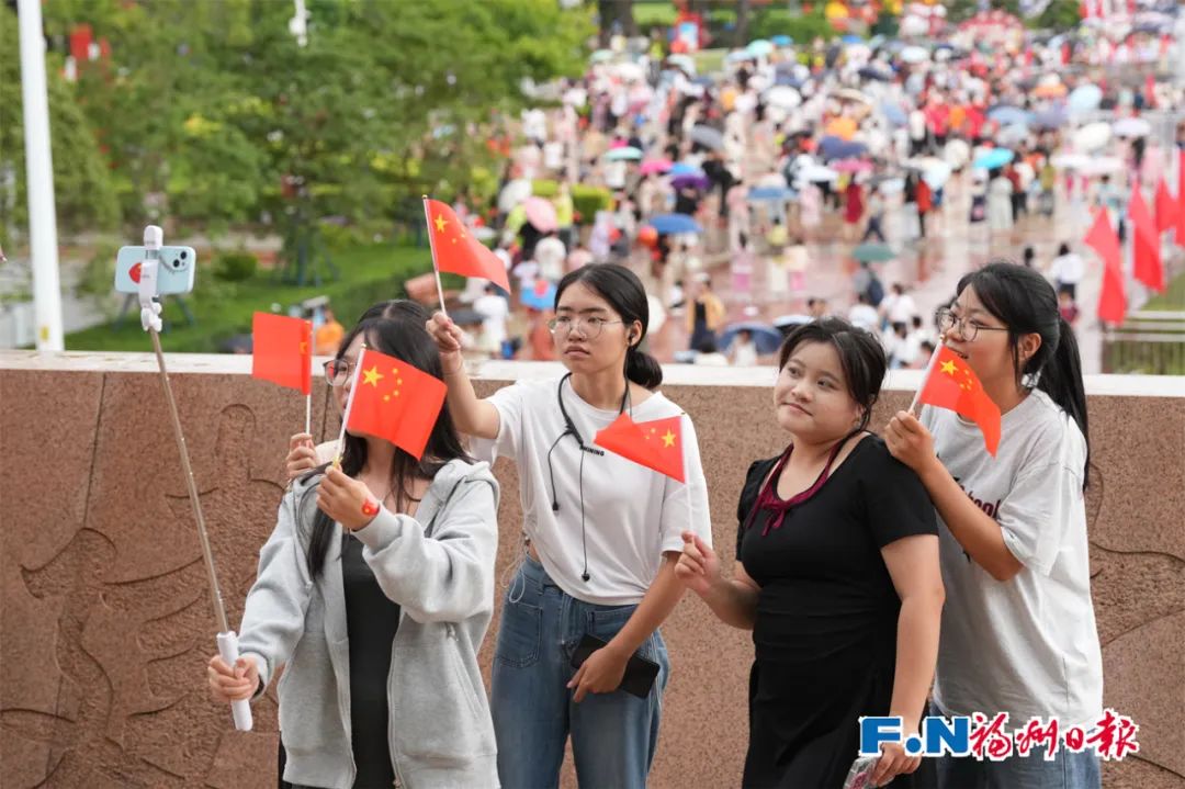 刚刚！福州五一广场升起五星红旗！我爱你中国！