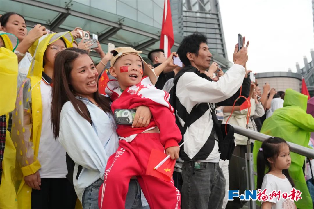 刚刚！福州五一广场升起五星红旗！我爱你中国！